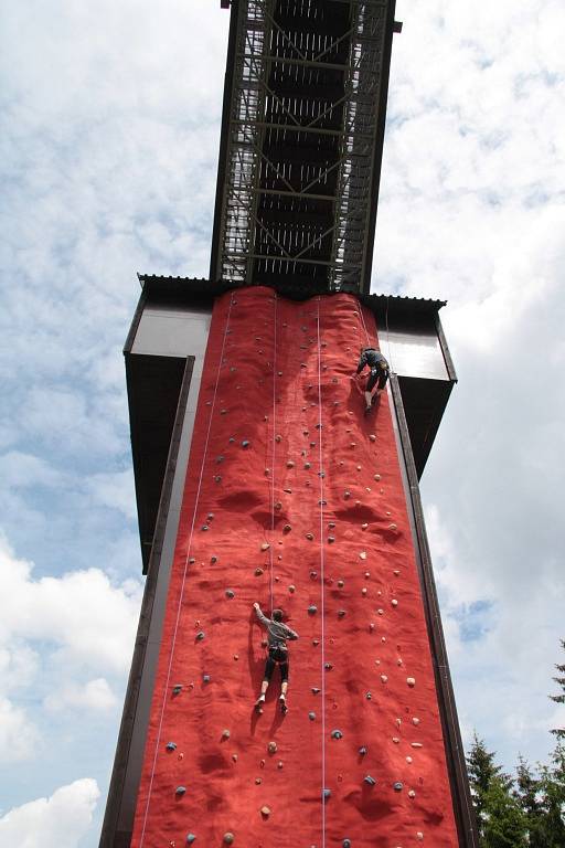 Součástí nové vyhlídkové věže je také horolezecká stěna, rozhodně nejvyšší svého druhu na Prachaticku. 