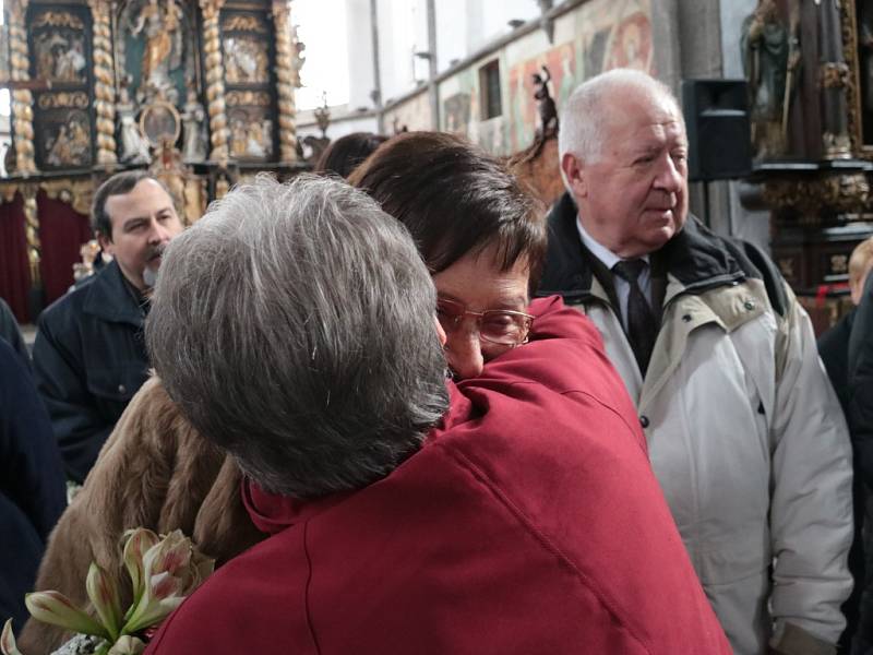 V sobotu dopoledne oslavili manželé Růžena a Vladimír Buzický padesát let společného života. Při výročí obnovili v kostele sv. Jakuba v Prachaticích manželský slib.