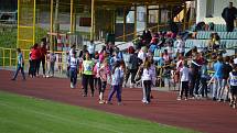 Městský stadion se zaplnil dětmi. Dům dětí a mládeže pro ně připravil atletickou soutěž.