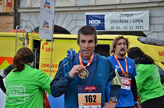 Ivo Rolčík v cíli půlmaratonu v Českých Budějovicích.