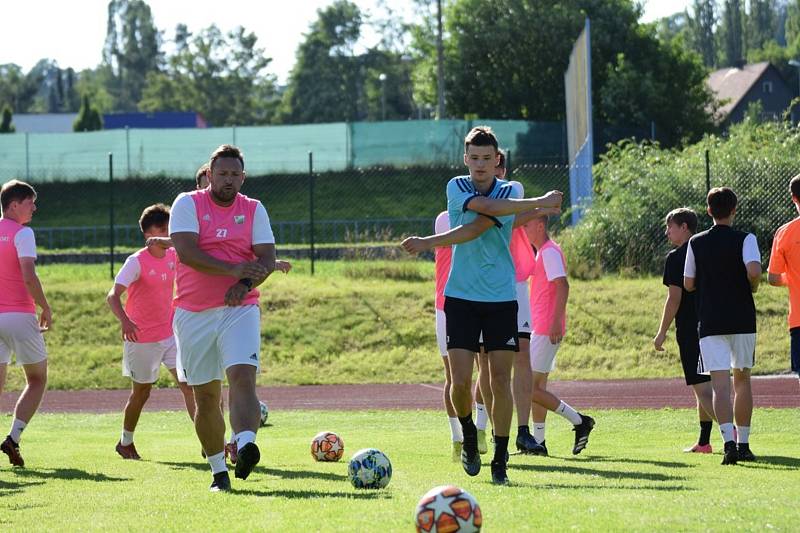 Fotbalisté Šumavanu Vimperk v pondělí odstartovali přípravu na novou sezonu. Čtrnáct dní budou s muži trénovat společně i starší dorostenci.