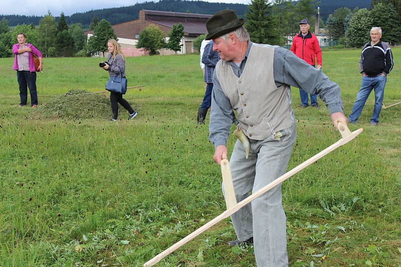 Volarský sekáč se stal již tradicí. Déšť soutěžení trochu komplikoval.