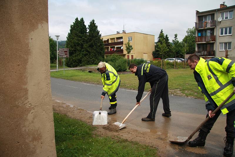 Tři domy, ve kterých počítají majitelé škody,  vytopené sklepy, podmáčené trávníky a nepořádek. To všechno za sebou nechala voda, která protekla obcí Chlumany na Prachaticku v sobotu 22. června.