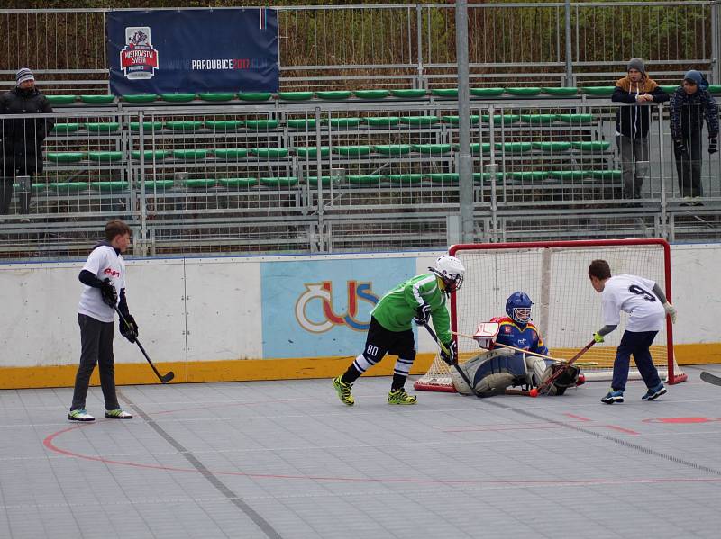V Prachaticích odstartovalo kategorií 4. - 5. tříd ZŠ okresní kolo postupové soutěže Hokejbal proti drogám.