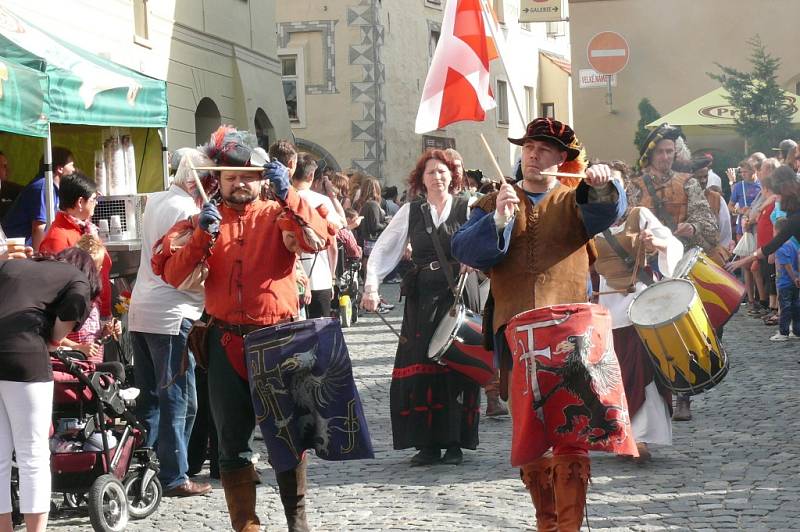 Slavnosti Zlaté stezky 2014: V pátek 27. června byly v 17 hodin oficiálně zahájeny letošní slavnosti příchodem zástupců partnerských měst, historickým průvodem a křtem nového ročníku prachatického vína Via Aurea.