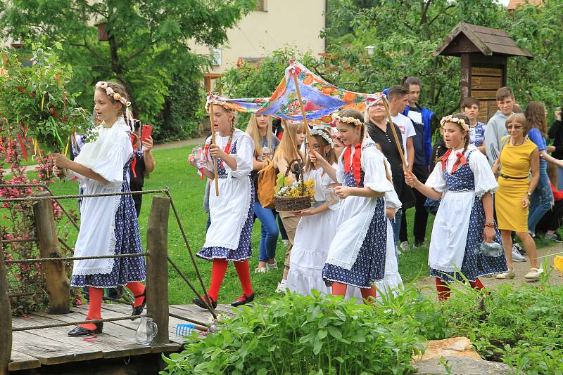 Slavnost otevírání studánek v hospicovém parku v Prachaticích.