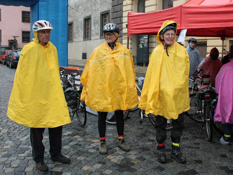 Zahájení nové cyklistické sezony provázel v Prachaticích déšť. 