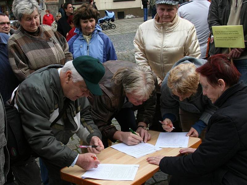 Demonstrace za nižší nájemné. Prachatice 17. listopadu.