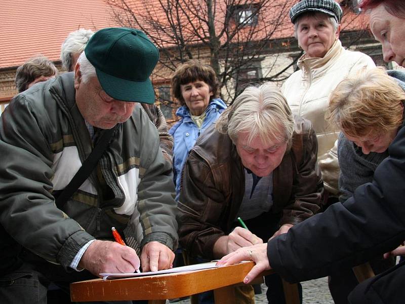 Demonstrace za nižší nájemné. Prachatice 17. listopadu.