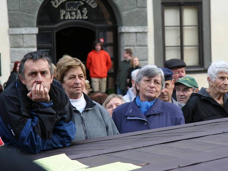 Demonstrace za nižší nájemné. Prachatice 17. listopadu.