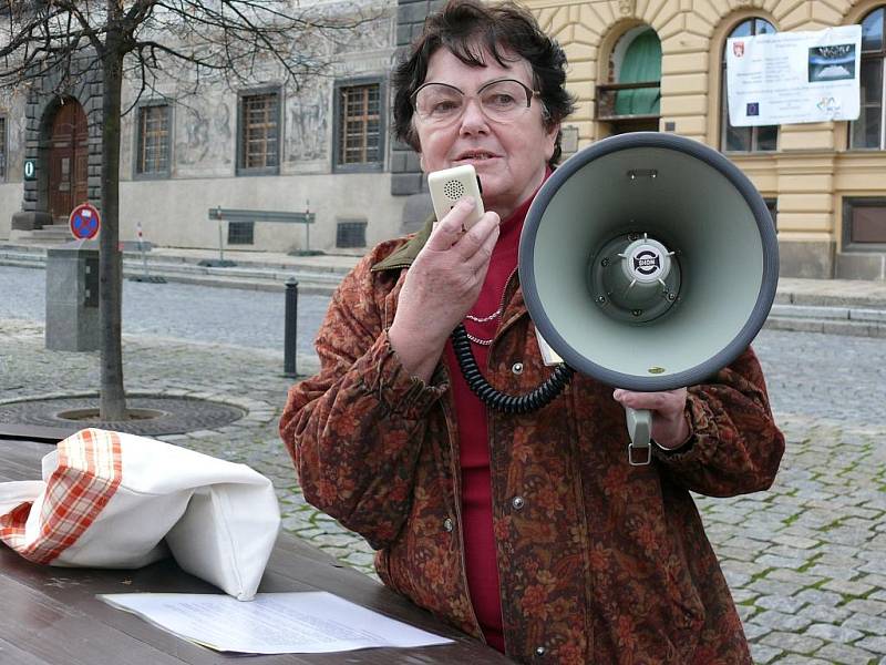 Demonstrace za nižší nájemné. Prachatice 17. listopadu.