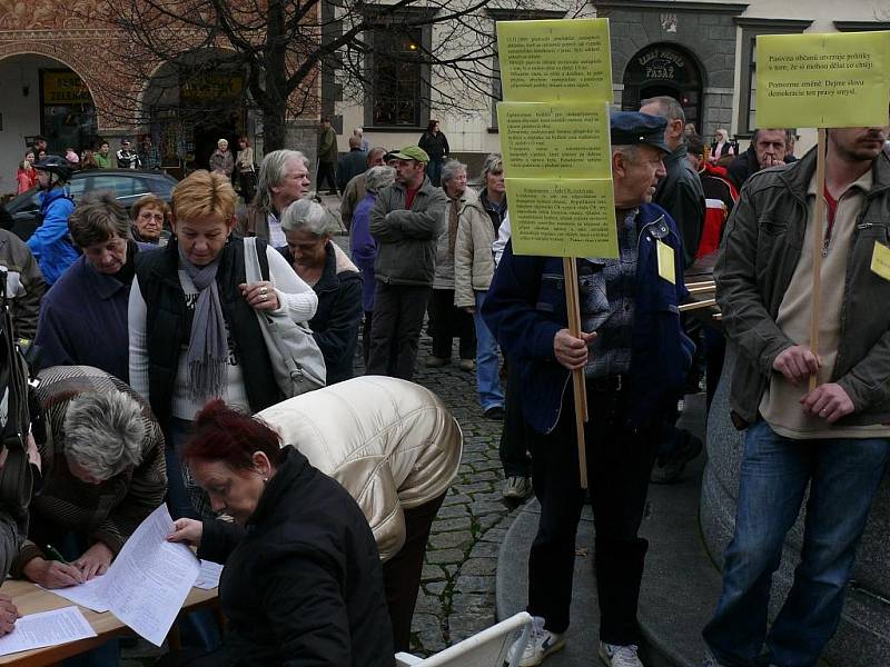 Demonstrace za nižší nájemné. Prachatice 17. listopadu.