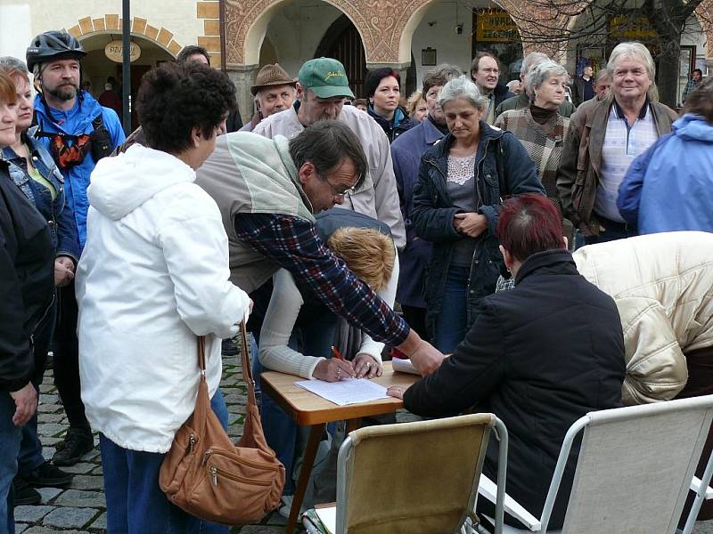 Demonstrace za nižší nájemné. Prachatice 17. listopadu.