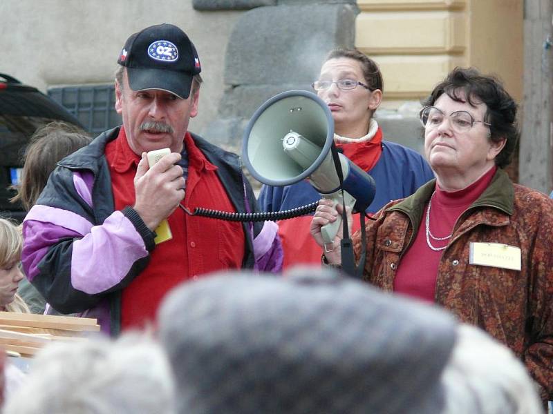 Demonstrace za nižší nájemné. Prachatice 17. listopadu.