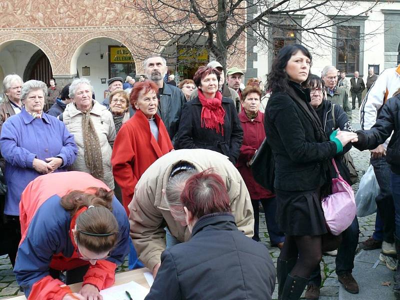 Demonstrace za nižší nájemné. Prachatice 17. listopadu.