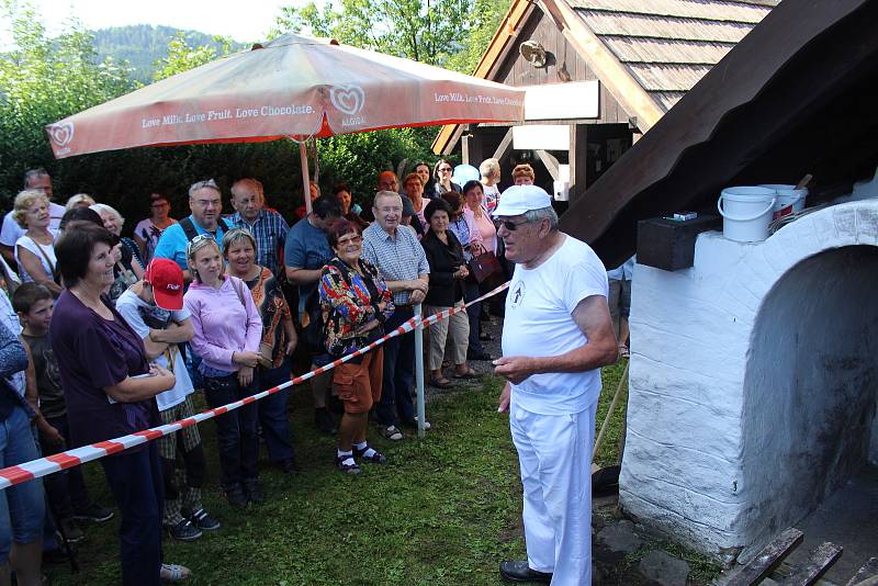 Lenorské Slavnosti chleba začaly pečením u místní historické pece.