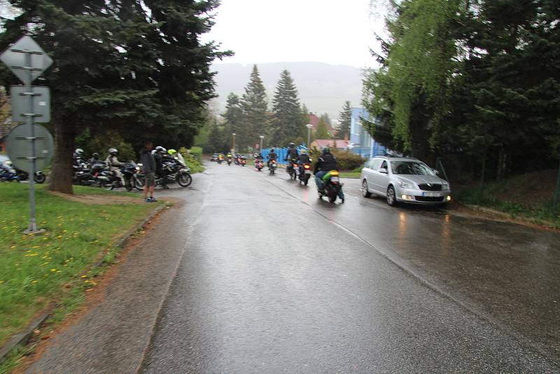 Prachatičtí motorkáři zahájili sezonu 1. Jarní jízdou. Vyjeli z Velkého náměstí Dolní branou.