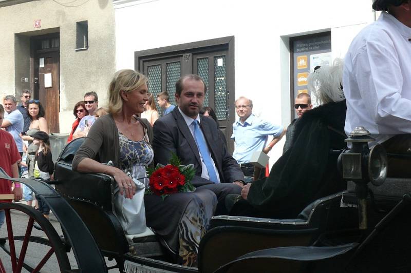 Sobotní program Slavností Zlaté stezky v Prachaticích odstartoval příchod historického průvodu s hlavním hostem letošních slavností Helenou Vondráčkovou.