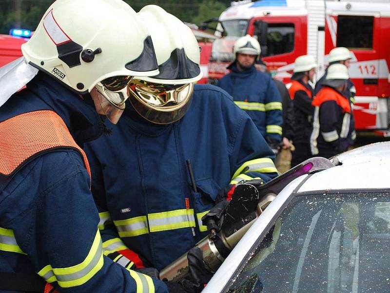 Hasiči ze Strážnýho a Philippsreutu se sešli, aby si navzájem předali své zkušenosti a předvedli lidem zásahy nanečisto.