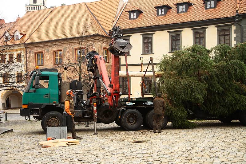 Vánoční strom dorazil na prachatické Velké náměstí.