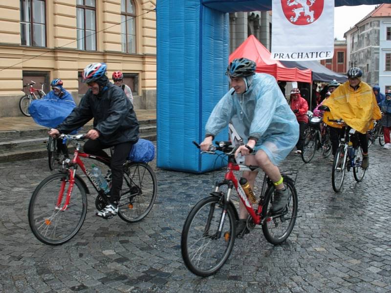 Zahájení nové cyklistické sezony provázel v Prachaticích déšť. 