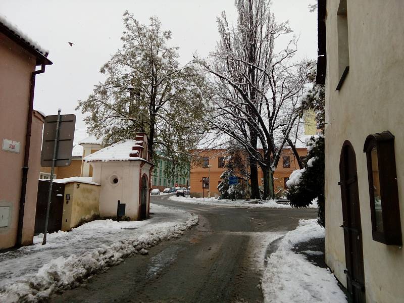 Husté noční a ranní sněžení způsobilo na Prachaticku místa kalamitní stav. Těžký sníh lámal větvě i stromy. Následné výpadky proudu působily problémy v obchodech i na úřadech.