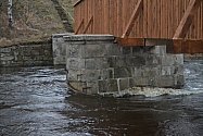 Nově opravený most za Lenorou zažil první nápor vody.