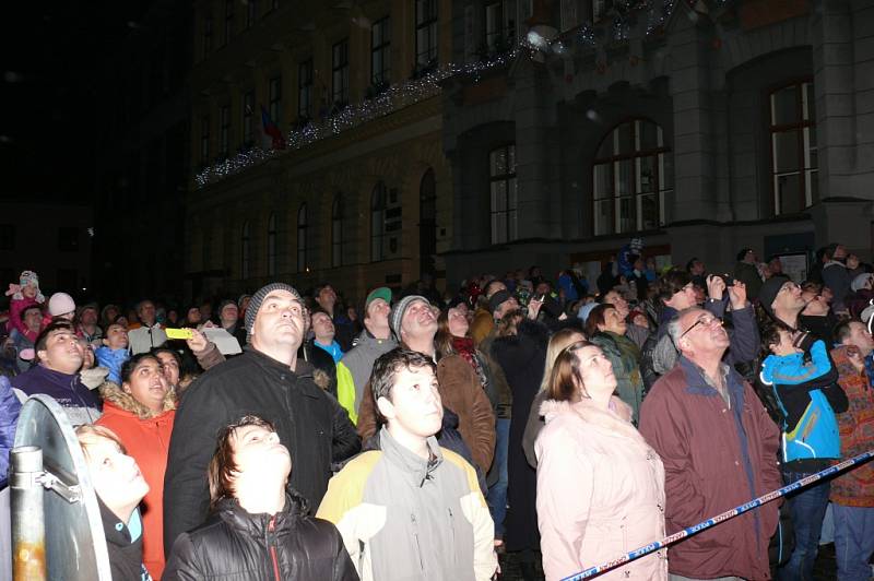 Po novoročním výstupu na Libín se Prachatičáci sešli v podvečer 1. ledna na Velkém náměstí, aby sledovali novoroční ohňostroj města.