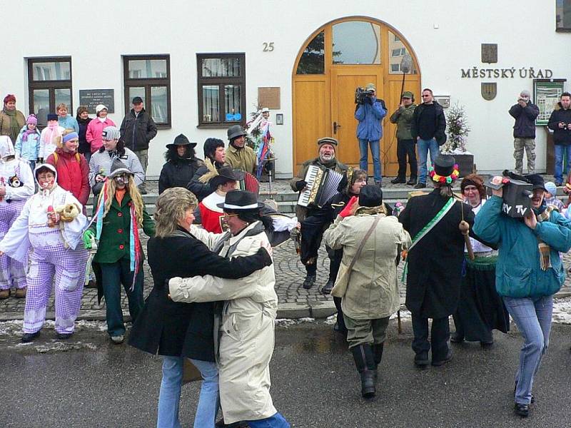 Období masopustních průvodů uzavřel ten sobotní ve Volarech.