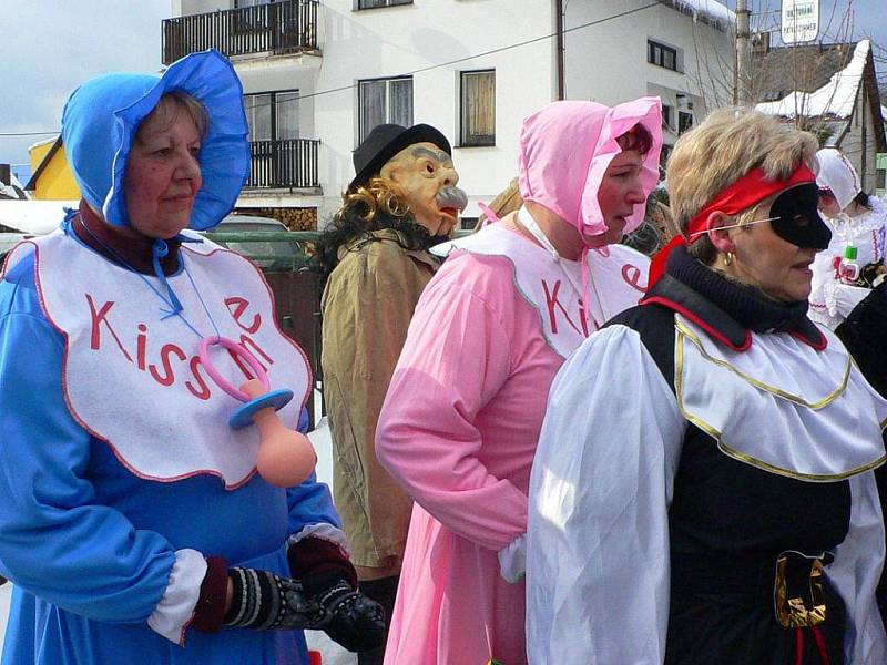 Období masopustních průvodů uzavřel ten sobotní ve Volarech.