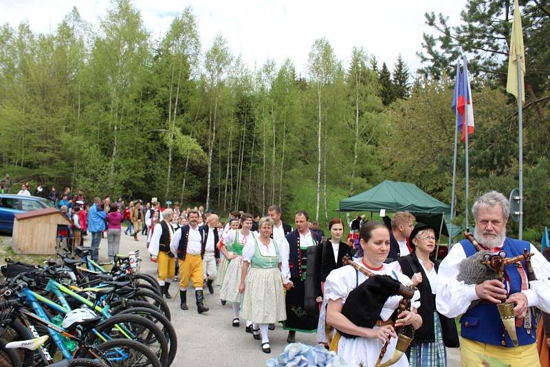 Plavební personál splnil rozkaz plavebního ředitele Hynka Hladíka. Libín-S a Ostravička zahájení sezony doprovázely tancem a zpěvem.