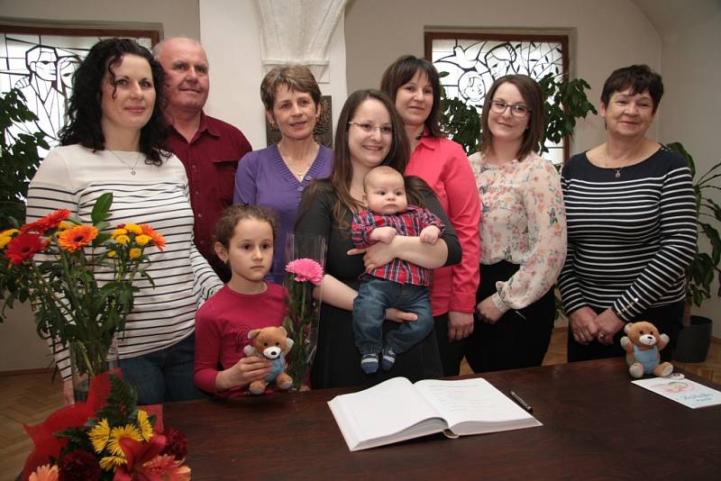 Podruhé v březnu se v obřadní síni v Prachaticích sešli rodiče se svými dětmi na vítání nových občánků města Prachatice. Tentokrát v závěru přivítal starosta Martin Malý i vůbec prvního občánka města narozeného v letošním roce.