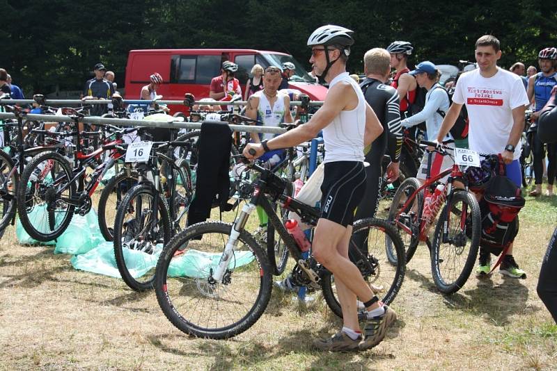 Xterra Czech Prachatice 2013 - kategorie Elite. Závodníci se pomalu připravují na start hlavního závodu.