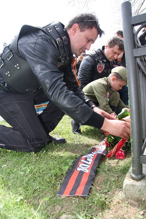 Místo původního památníku leží pod silnicí, konec druhé světové války na Prachaticku připomíná novější. I sem přišli Noční vlci položit květiny.