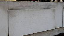 Betonový monument s názvem Pomník míru, který byl na vitějovické křižovatce vybudován v roce 1987.  O jeho údržbu se nikdo nestará. Původní zlaté nápisy jsou nečitelné. Vlastní ho Úřad pro zastupování státu ve věcech majetkových.