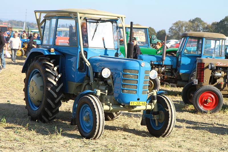 Setkání příznivců starých traktorů v Mahouši.