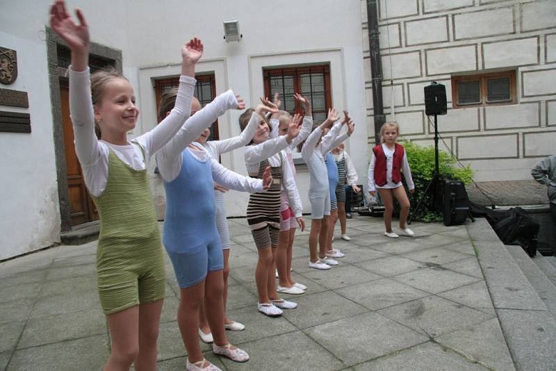 Dalším dětským souborem, který obohatil svým vystoupením páteční country benefici, bylo také baletní studio pod vedením Olgy Pilátové.