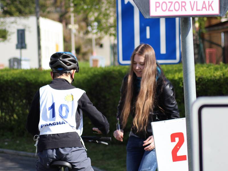 Na hřišti DDM Prachatice a přilehlém dopravním hřišti děti absolvují Dopravní soutěž.