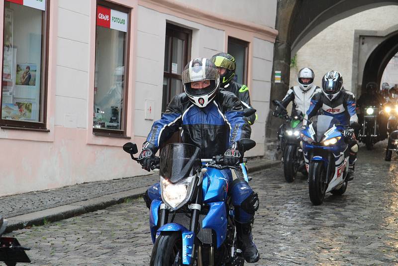 Prachatičtí motorkáři zahájili sezonu 1. Jarní jízdou. Vyjeli z Velkého náměstí Dolní branou.