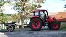 Dvacítka soutěžících se v Šumavských Hošticích pustila do couvání traktorem s vlekem. O zábavu bylo postaráno celý den, bavili se velcí i malí návštěvníci.