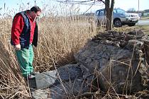 Řemeslníci z prachatického Kamenictví Váňa zjišťují rozsah škod na pomníku Setkání pěti armád na vitějovické křižovatce U Stopařky.