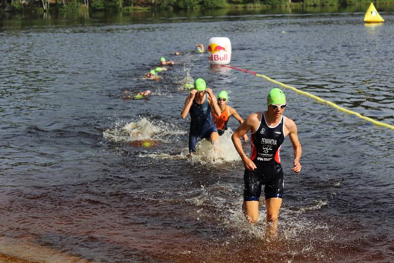 Triatlonistky připravily při Short tracku fanouškům skvělou podívanou.