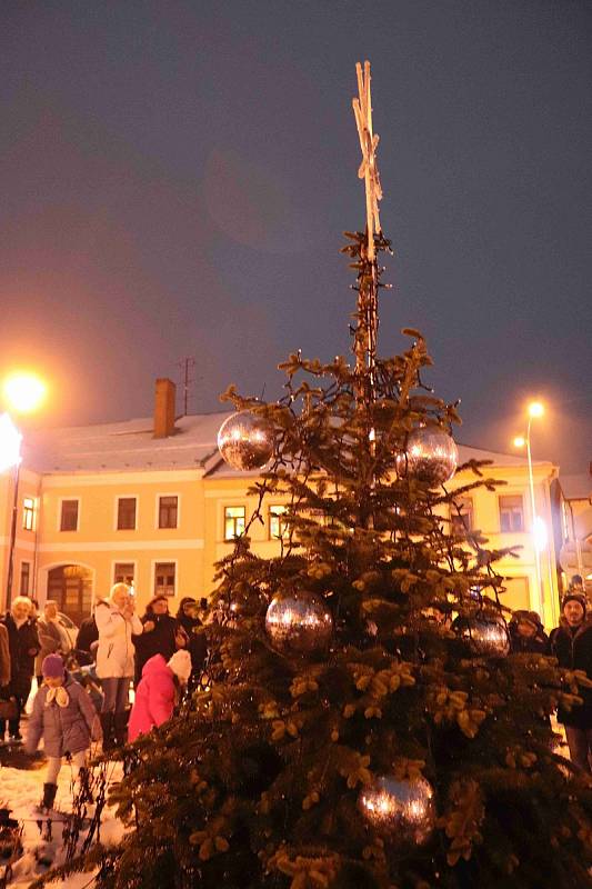 Zahájení adventu a rozsvícení vánočního stromu ve Volarech.