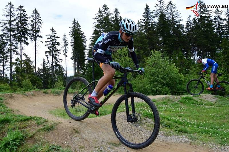 Mladí bikeři na Zadově trénují dvakrát denně v náročném terénu. To se jim bude při závodech hodit.