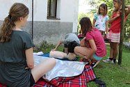 Děti, které jezdí na letní tábor s ČČK, se zdokonalují nejen v první pomoci.