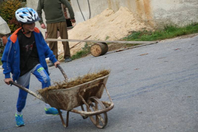 Venkovské ženy slavily v sobotu svátek. V Konopišti to všichni pořádně rozjeli.