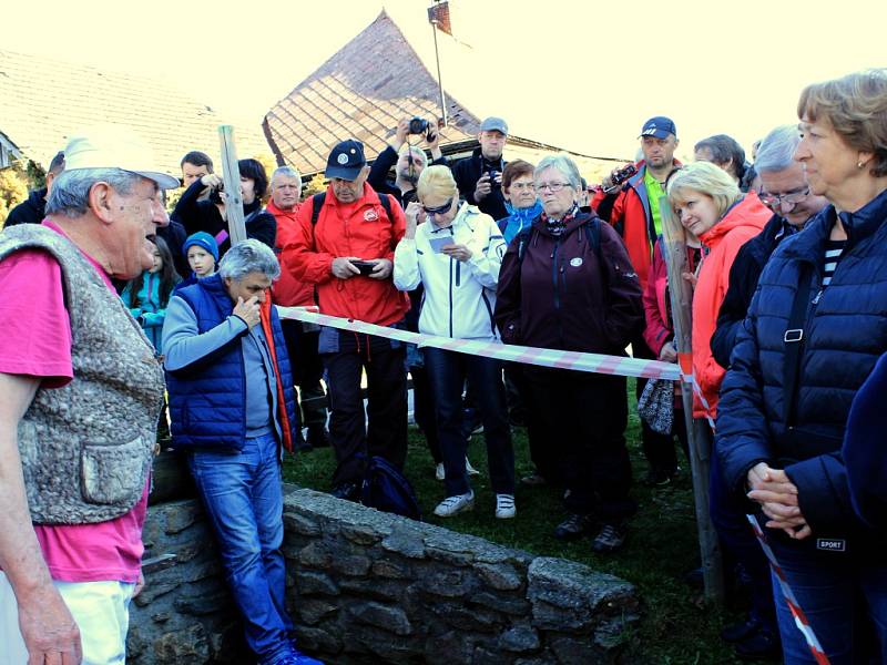 Nová sezona lenorského pečení začala přesně na čarodějnice. Žádná z nich ale v peci neskončila, ani by se tam nevešla, pec zaplnily housky, placky a chléb.