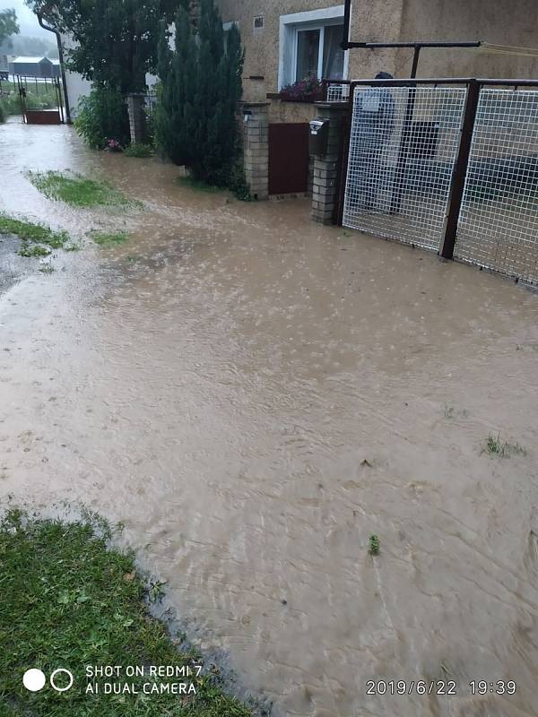 V Chlumanech zalila několik domů voda z rozvodněného potoka a rybníka.