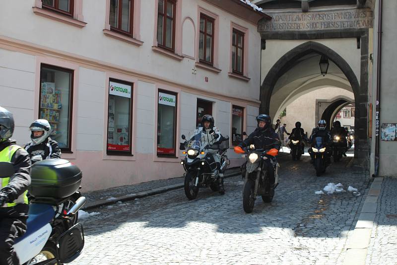 Prachatičtí motorkáři zahájili sezonu výjezdem z Dolní brány.