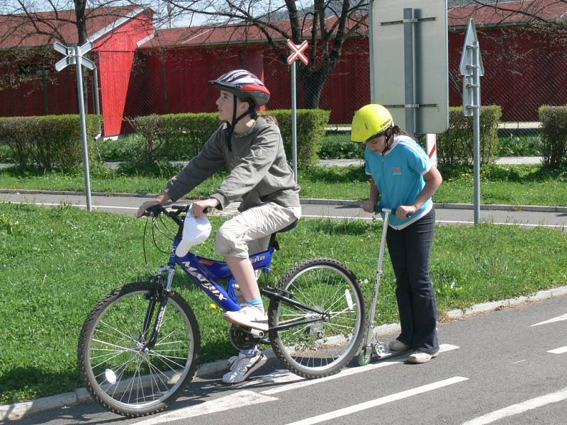 Děti si vyzkoušely řešení dopravních situací v praxi.